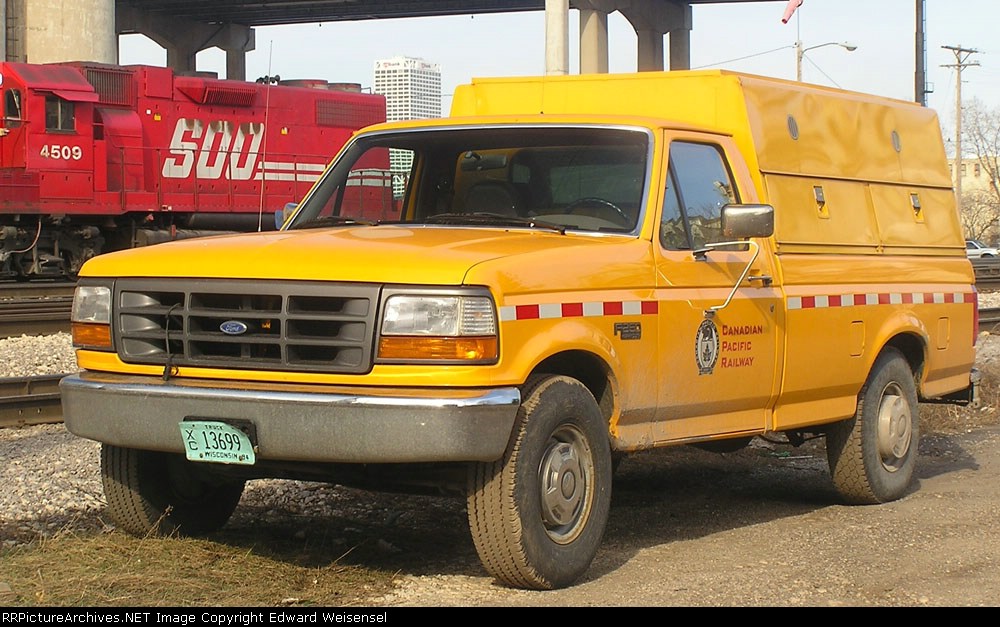 CP MoW truck @ Burnham Yard